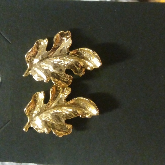 Vintage 80's gold leaf stud earrings - Picture 2 of 3